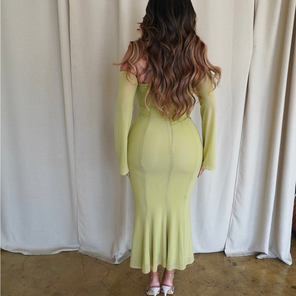 Green dress 💚💚 - Picture 3 of 3